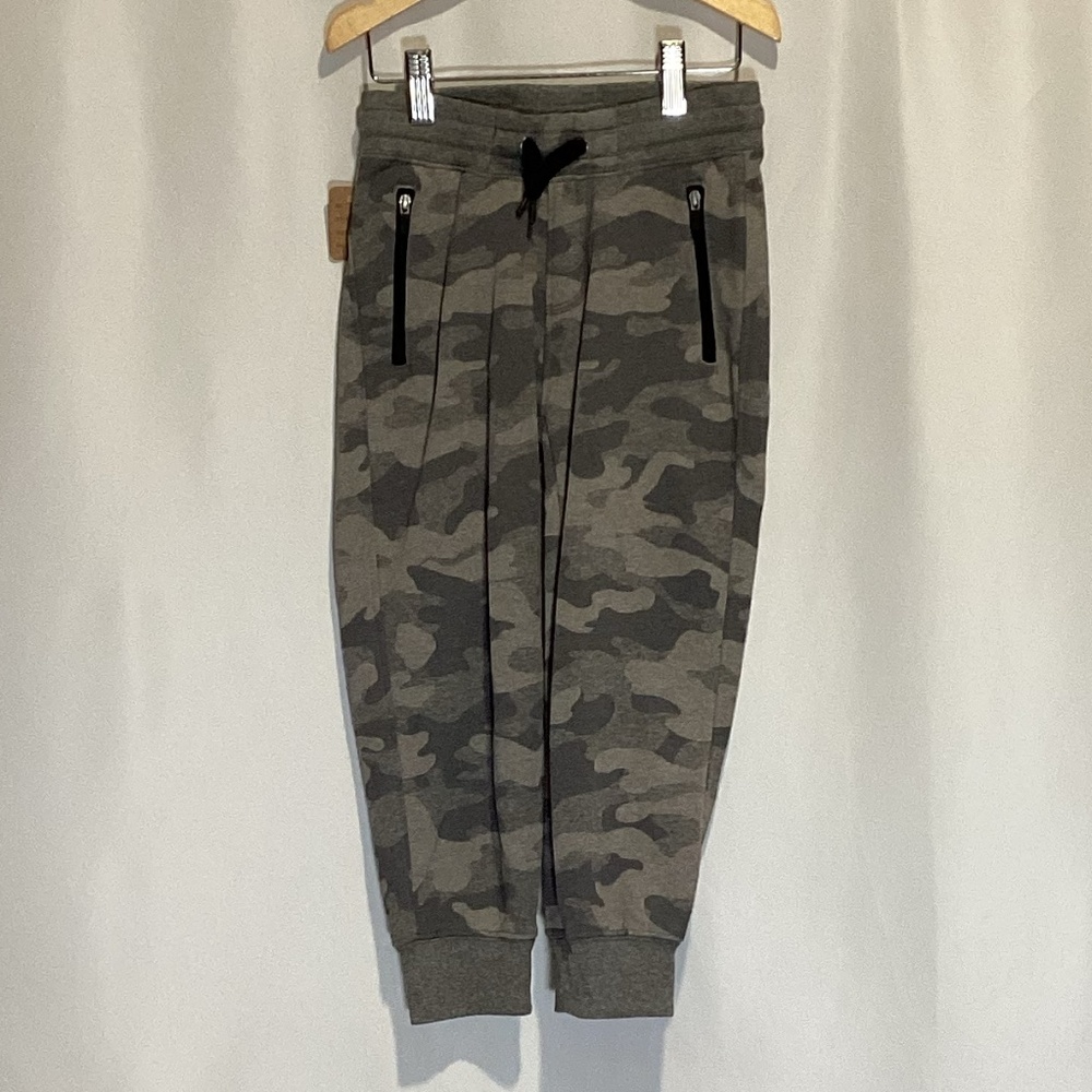 1758. 🟢 Old Navy Boys Camo Green Sweatpants EUC Size 5